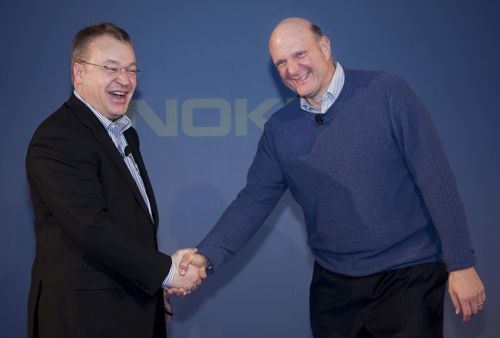 诺基亚CEO艾洛普(左)与微软CEO鲍尔默握手