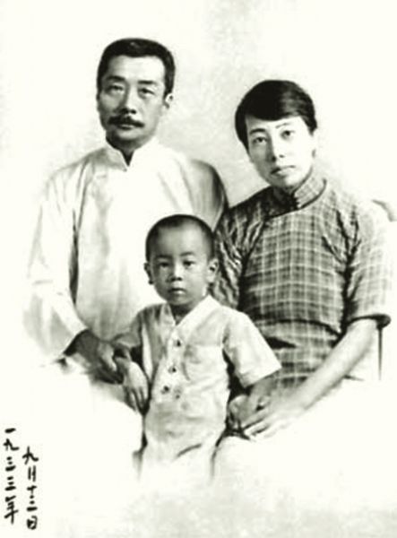 鲁迅全家福(摄于1933年) 鲁迅全家福(摄于1933年)