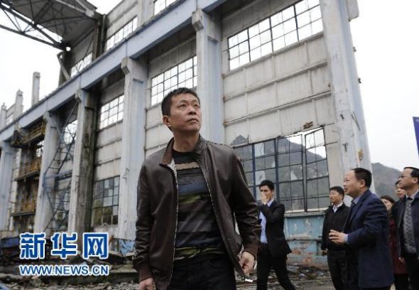 4月8日,曹国伟在德阳东汽地震遗址参观。新华社记者 李桥桥摄 4月8日,曹国伟在德阳东汽地震遗址参观。新华社记者 李桥桥摄