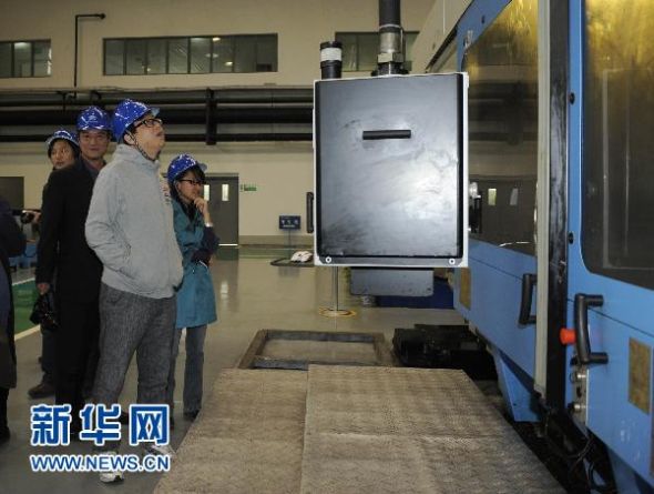 4月8日,丁磊在德阳新东汽厂房参观。新华社记者 李桥桥摄 4月8日,丁磊在德阳新东汽厂房参观。新华社记者 李桥桥摄