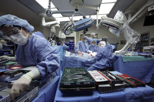 西班牙官方表示，该国的外科医生周一实施了全世堺首例双腿移植手术。患者是一位由于在事故中受伤而被迫实施膝盖以上截肢的男子