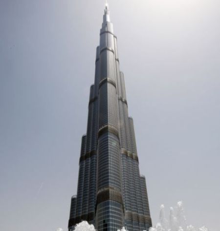 迪拜的哈利法塔，它是世界上的最高建筑