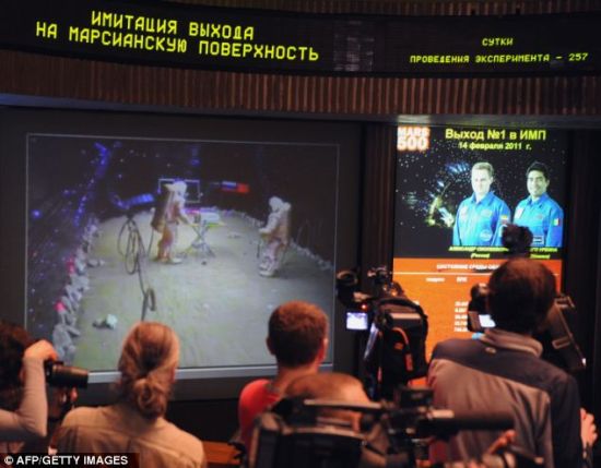 从显示屏上可以看到，257天后机组成员“登陆火星”，接着开始重返地球的旅行