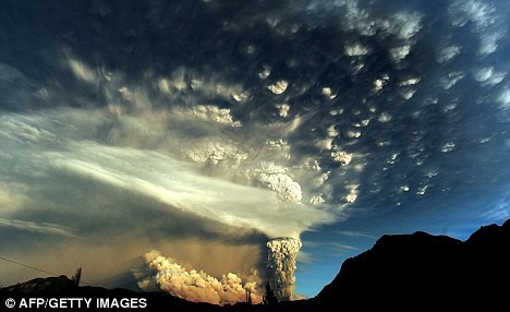 火山爆发会把数吨粒子送入大气层，导致地球降温