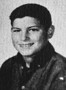 乔布斯的这张照片来自他就读的Homestead高级中学的年鉴。该校位于加州库珀蒂诺，他1969年在这里读高一。