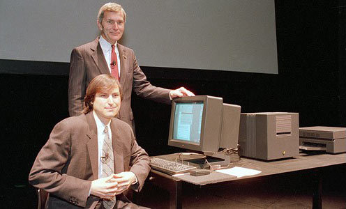 乔布斯与电脑零售商Businessland总裁大卫・诺曼(David Norman)在NeXT工作站旁合影。照片拍摄于1989年，拍摄地为旧金山。
