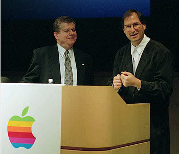 1996年12月20日，乔布斯与时任苹果CEO的吉尔・阿梅里奥(Gil Amelio)在苹果总部举行新闻发布会。苹果宣布收购乔布斯的NeXT，而乔布斯则重返苹果，并领导这家他与沃兹尼亚克共同创立的企业。几个月后，阿梅里奥离职。