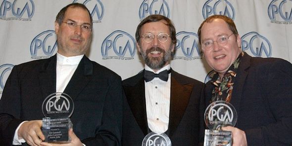 2002年3月3日，乔布斯与电影制片人埃迪・卡特穆尔(Ed Catmull)和约翰・拉希特(John Lassiter)在洛杉矶举行的第13届美国制片人协会奖(Producers Guild Awards)颁奖礼上手持奖杯，他们三人均荣获先锋电影人奖(Vanguard Award)。