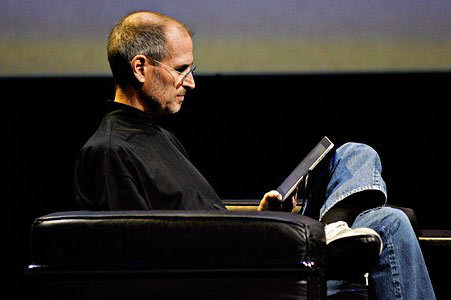 2010年1月27日，乔布斯在旧金山芳草地艺术中心的iPad发布会上手持这款触摸屏设备。苹果希望借此拓展Macintosh、iPod和iPhone以外的市场。