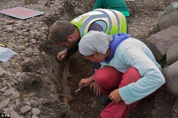 船棺挖掘现场,奥利弗-哈里斯博士与另一名考古