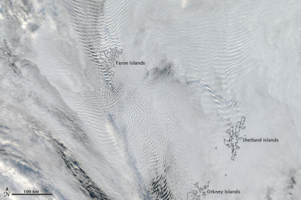 每日卫星照：北海上空的船行波状云(图)