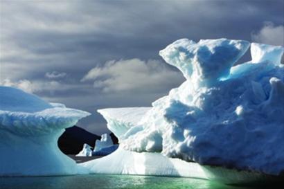 美国摄影师拍摄的格陵兰伊卢利萨特海域漂浮在海面上的冰山