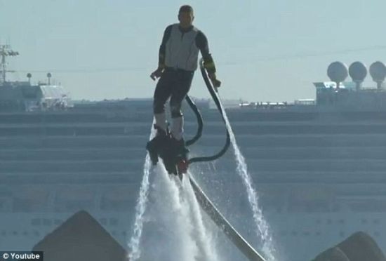 Flyboard可以将用户送上30英尺的高度