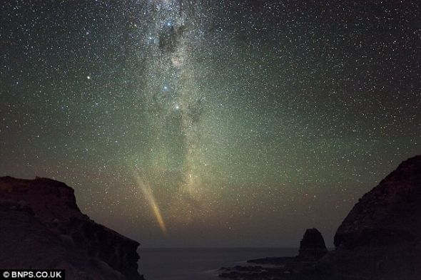在澳大利亚南岸维多利亚的舒克海角，天文爱好者亚历克斯-切尔尼捕捉到洛夫乔伊彗星在夜空中穿行的精彩景象