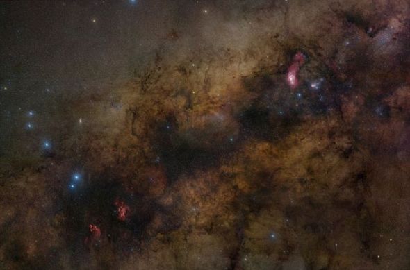 科学家利用欧洲南方天文台的望远镜发现一个气体云团正朝位于银河中心的黑洞极速飞去。但它可能并非只是气体，那里或许也能形成行星