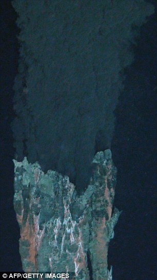 其中一个“黑烟囱”喷口，位于加勒比海海底5000米，所喷射的水富含矿物质，喷射高度超过1000米