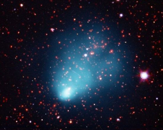 大个子：这是科学家们在遥远距离尺度上观测到的最大星系团，让我们得以一窥宇宙大爆炸之后最初一段时期内的情景
