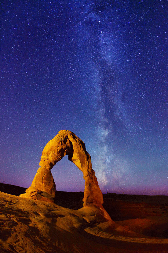 2011年10月19日，犹他州拱门国家公园“精致拱门”和银河系星星的图片