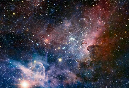 这张船底座星云(南天的一个大型恒星形成区)的全景图是利用欧洲南方天文台甚大望远镜上的HAWK-I相机从红外光范围拍摄的
