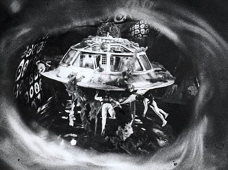 1966年的电影《奇异的旅程》中描述了一艘微型飞船，它进入一位科学家的体内帮助治疗血栓 