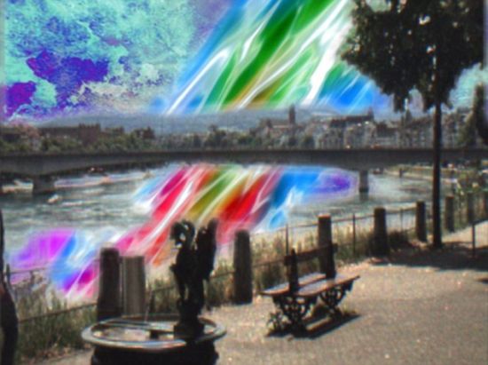 通过lifeclipper头盔看到的世界，这是一个由真实的景象和虚幻的材料汇总起来的合成世界。其中真实的部分来自其头盔上自带的摄像头，而虚拟的部分则是由计算机制作生成的