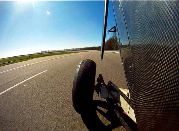 在地面上行驶时，PAL-V在操控上介乎摩托车和赛车之间