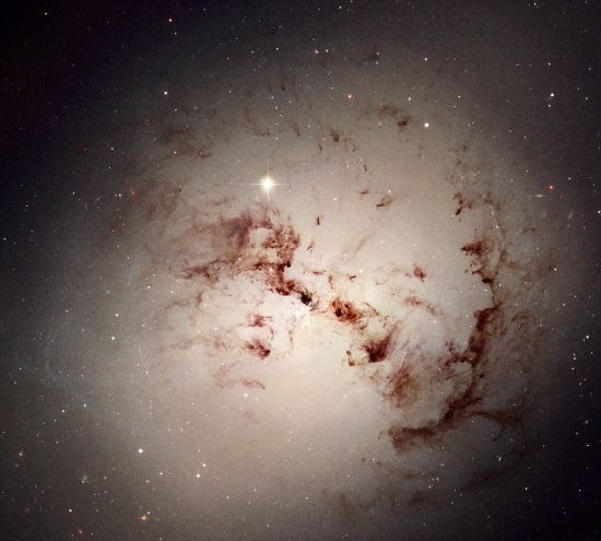 哈勃拍到7500万光年星系尘埃仿佛 ...