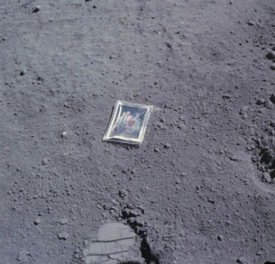 照片中的全家福：1972年4月23日，查理-杜克的这张全家福留在了月球表面。