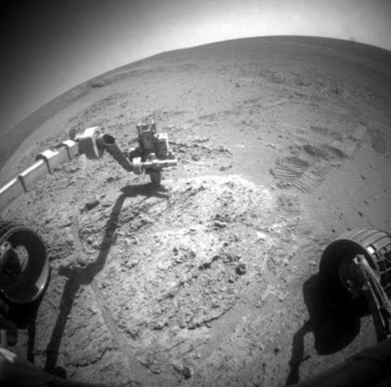 这是本周机遇号拍摄的前景图像：自从2004年1月份登陆火星以来，机遇号已经在火星南半球表面度过了4个冬天，它的着陆地点位于目前它所处的位置西北方大约14英里处