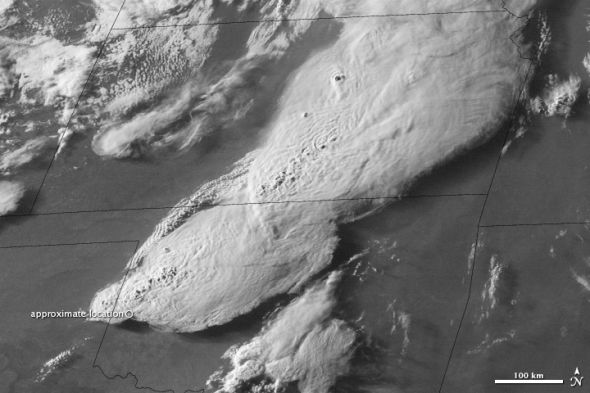 对地同步卫星GOES-East拍横跨俄克拉何马州和堪萨斯州的风暴云锋面