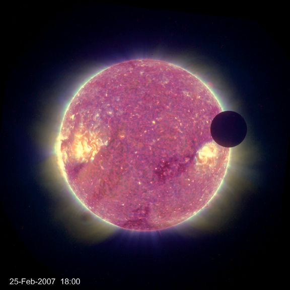 这是月球从太阳前面经过的情景，图像由美国宇航局的STEREO-B探测器于2007年2月25日拍摄。在这张照片中太阳采用伪彩色，月球就是右上角的黑色圆形物体。STEREO项目包括两艘飞船，于2006年10月发射升空，用于太阳风的观测研究。