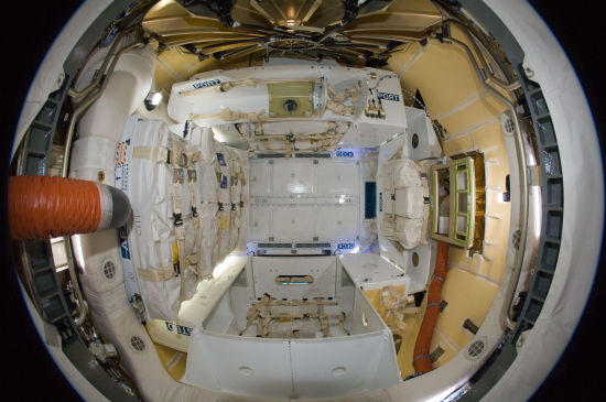 龙号飞船内景，这是在它和国际空间站完成对接之后打开舱门拍摄的照片