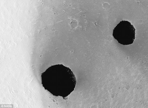 美国宇航局2007年在火星上发现的两个洞穴，可能成为探索火星的宇航员的栖身之所