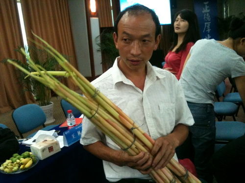 湖北宜昌农民王先知手中的香蘘荷是靠在手机报发布信息才卖出去