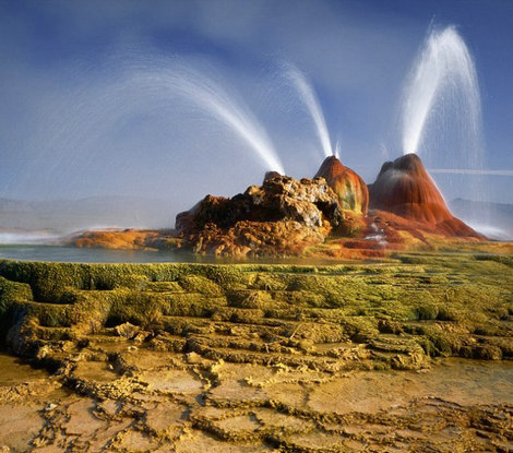 沙漠间歇泉壮观喷发