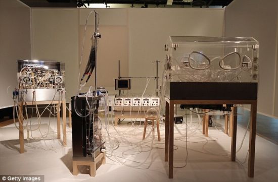 设计师莉薇-科恩2011年创作的《不朽》(The Immortal)，用相互连接的生命支持机器取代身体器官，即使身体已经不复存在，生物机能仍继续运转