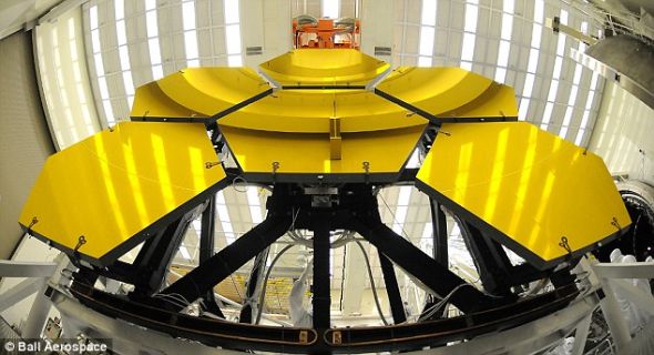 这些镜面让工作人员显得很小