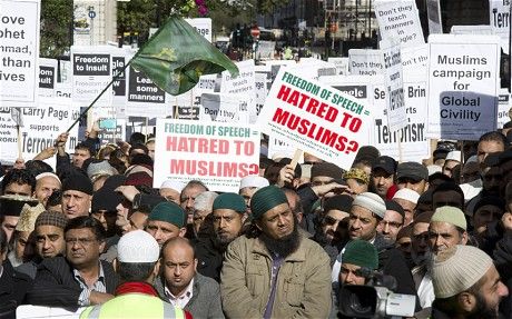 万名穆斯林聚集谷歌英国总部 抗议Youtube影片