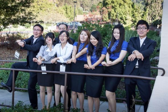 �ý�����̨�����������ͷ����ˣ���һΪʷ��ͨ����һΪ���Ӻ�