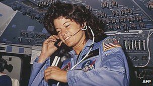 美国第一位进入太空的女性萨利・赖德，在撞击成功之后，美国宇航局宣布将此次撞击地点以她的名字命名