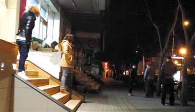 4月6日凌晨,通过QQ招嫖成功的女子正在谈价。 4月6日凌晨,通过QQ招嫖成功的女子正在谈价。