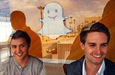 Snapchat创始人：24的Bobby Murphy(左)和22岁的Evan Spiegel(右)在办公室中