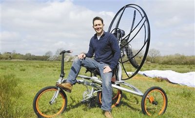 里德发明的飞行自行车可在1200米高空持续飞行3小时。