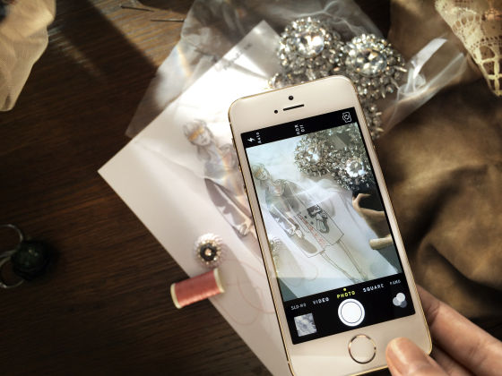 时尚奢侈品牌Burberry携手苹果拍摄时装秀|苹果