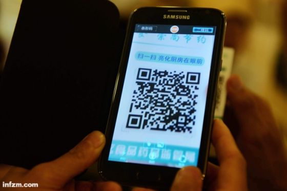6月17日，一名市民在用手机扫描二维码。 由于可存储大量信息并且十分方便，二维码主要应用在火车票、飞机票等电子凭证以及防伪溯源、平面杂志数字出版等领域。 (新华社 俞方平/图)