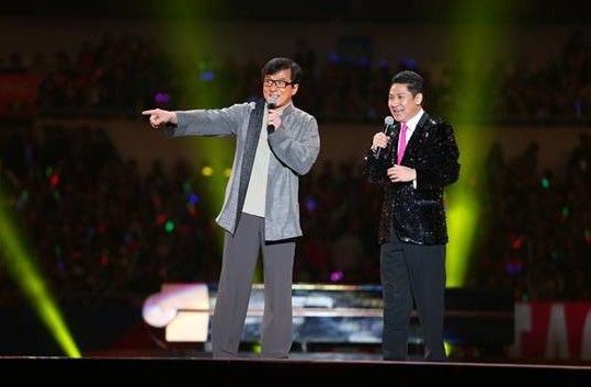 发布会上手机代言人成龙与主持人交流公益心得