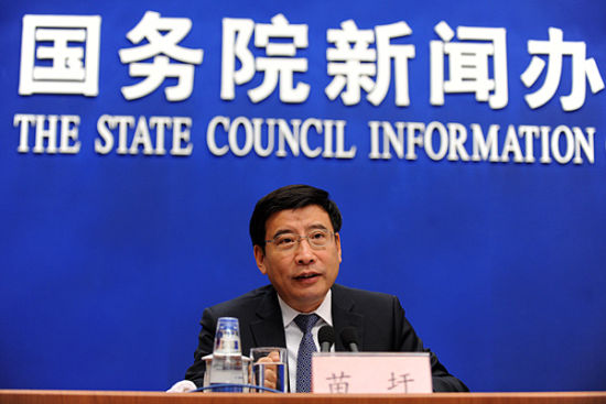 2013年12月23日,国务院新闻办公室举行新闻发布会,工业和信息化部部长苗圩介绍全面深化改革、加快推进新型工业化工作情况,并答记者问。图为苗圩在回答记者提问。中国政府网 陈竞超 摄 2013年12月23日,国务院新闻办公室举行新闻发布会,工业和信息化部部长苗圩介绍全面深化改革、加快推进新型工业化工作情况,并答记者问。图为苗圩在回答记者提问。中国政府网 陈竞超 摄