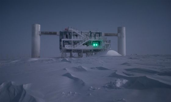 设立在南极冰雪之中的南极“冰立方”(Icecube)中微子探测器