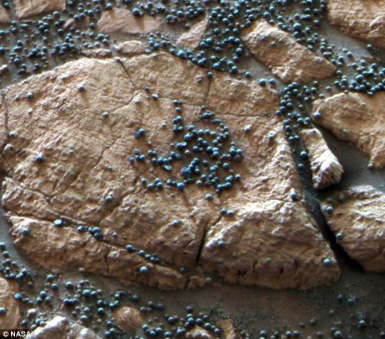 美国宇航局的“机遇”号火星车在“奋进”陨石坑附近发现的弹珠形蓝色奇异物体，被形象地称之为“火星蓝莓”。夏威夷大学的科学家研究发现，“火星蓝莓”不过是小陨石在穿过火星大气层过程中分裂后留下的残余，无法证明火星古代曾出现流水。
