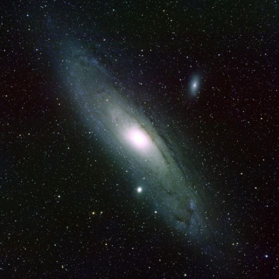 仙女座星系的望远镜观测图像，照片中可以看到它的两个伴星系：M32以及M110